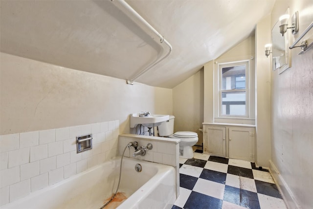 bathroom with sink, toilet, and a washtub