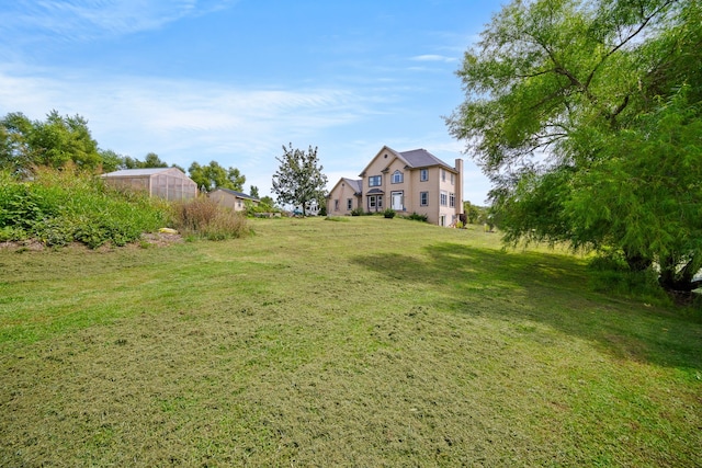 view of yard featuring an outbuilding