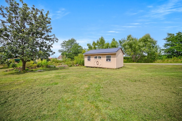 view of yard featuring a shed