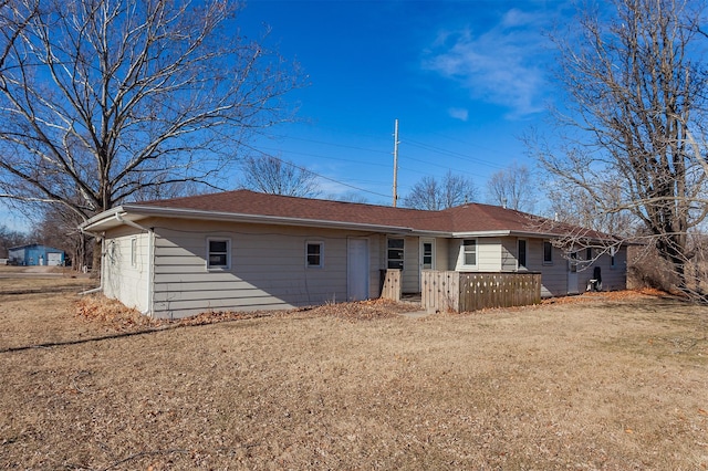 back of house featuring a lawn