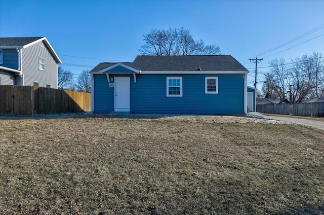 view of front of home featuring a front yard