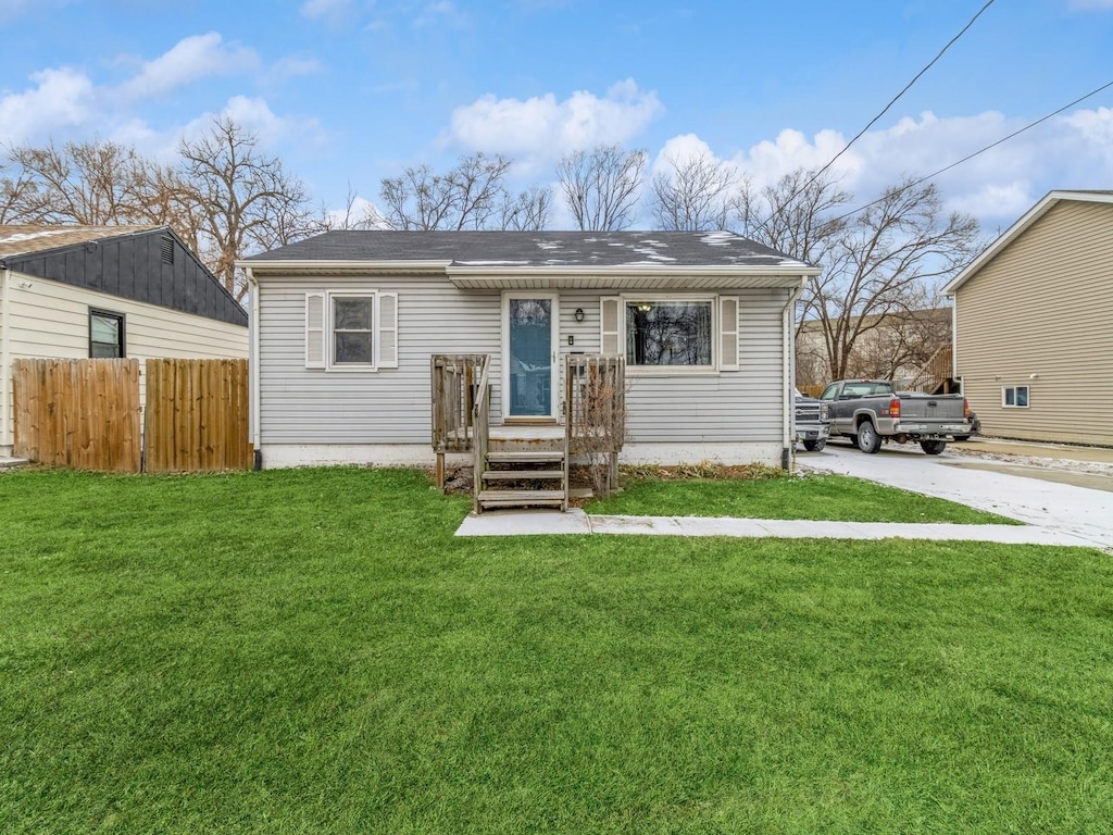 view of front of house featuring a front lawn