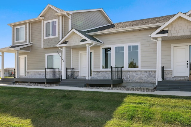 view of front of property with a front yard