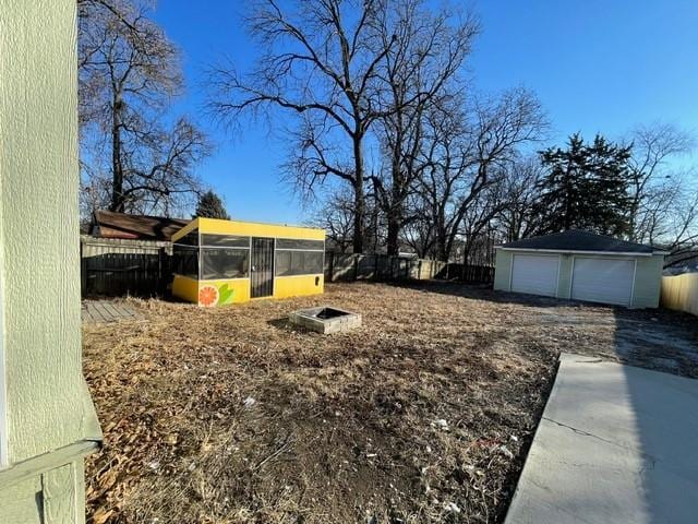 view of yard featuring a garage and an outdoor structure