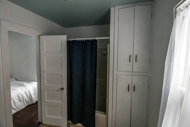 bathroom with shower / bath combo