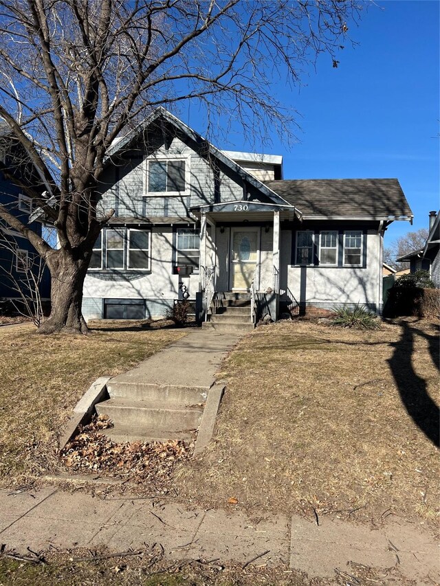 view of front facade with a front lawn