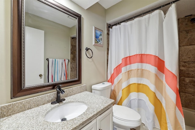 full bath featuring vanity, a shower with shower curtain, and toilet