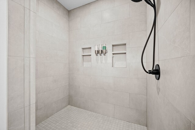 bathroom featuring tiled shower