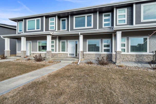 view of front facade with a front yard