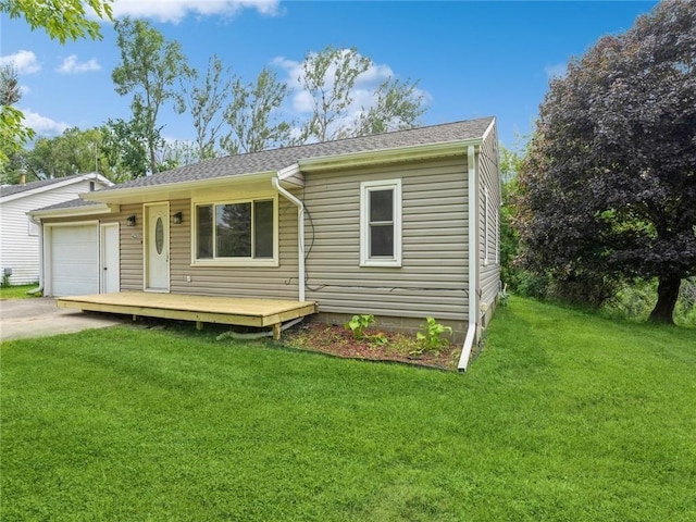 view of front of house featuring a garage and a front yard