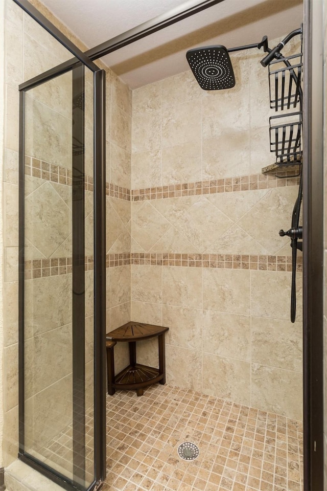 bathroom featuring a tile shower