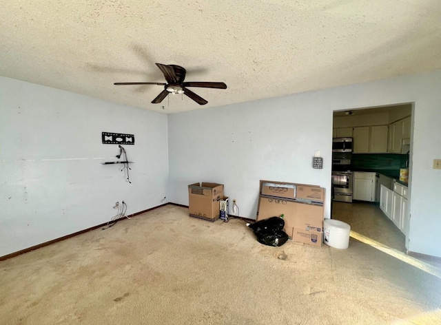 empty room with ceiling fan and a textured ceiling