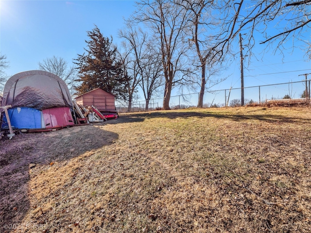 view of yard featuring a storage unit