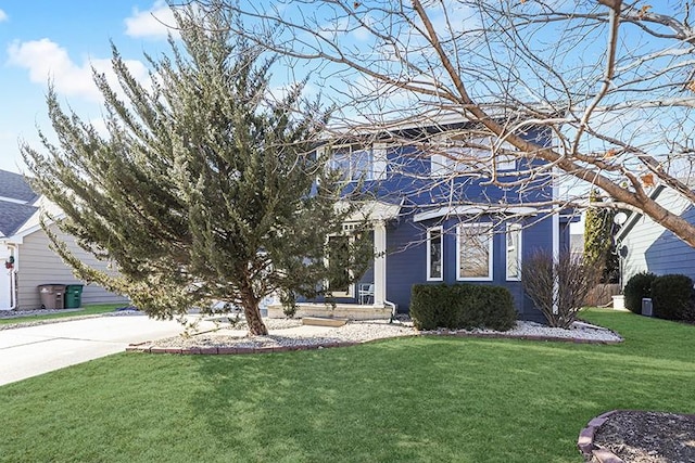 view of front of property featuring a front lawn