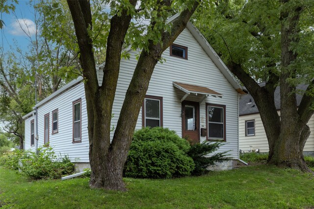 view of front facade featuring a front yard