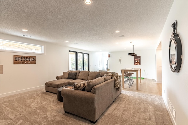 living area featuring light carpet, baseboards, visible vents, and recessed lighting