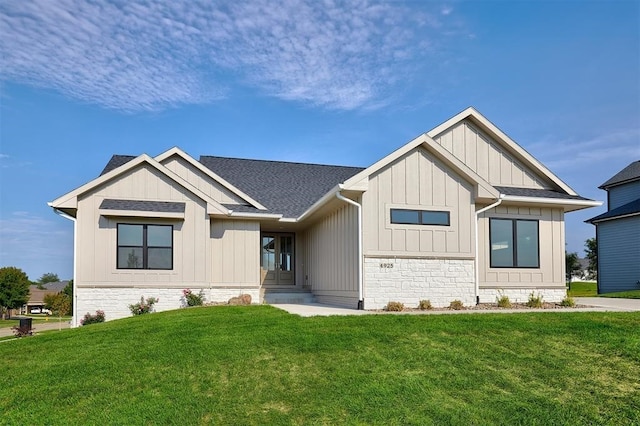 view of front facade with a front lawn