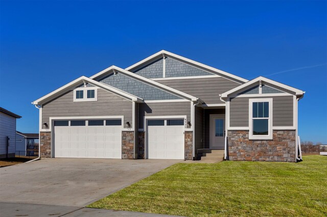 craftsman-style home featuring a front yard