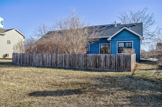 view of front facade with a front lawn