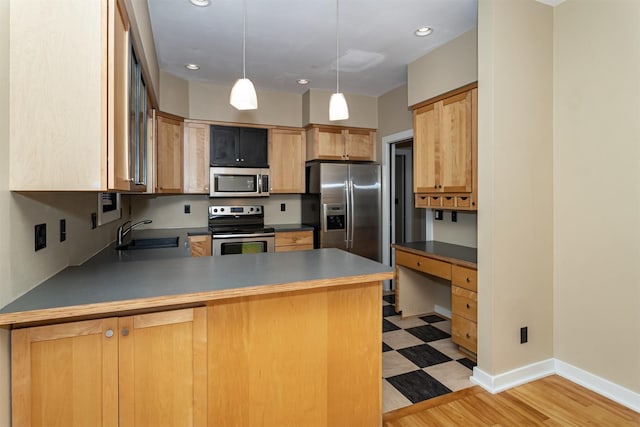 kitchen featuring sink, hanging light fixtures, stainless steel appliances, light hardwood / wood-style floors, and kitchen peninsula