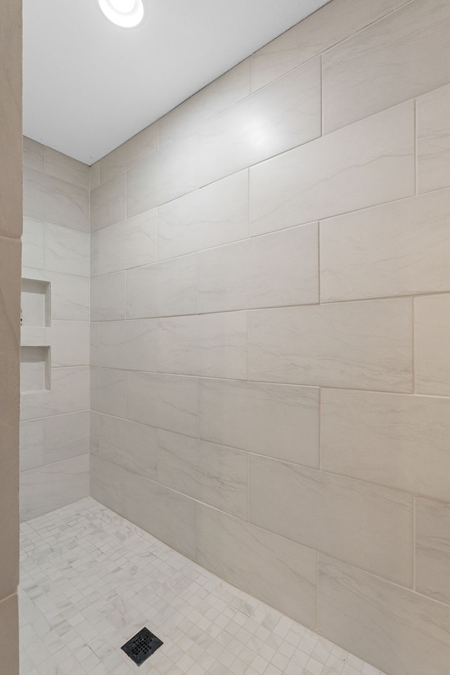 bathroom featuring tiled shower