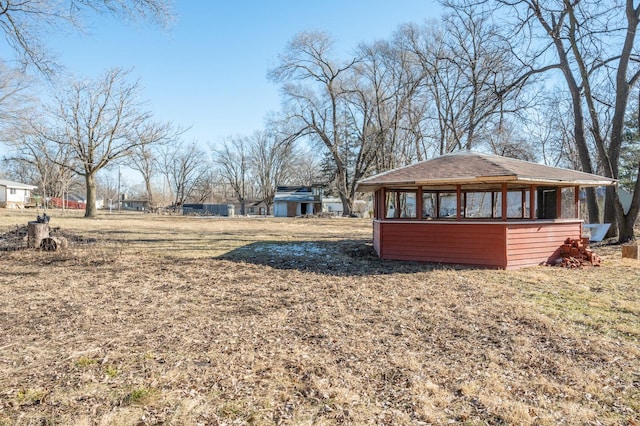 view of yard featuring an outdoor structure