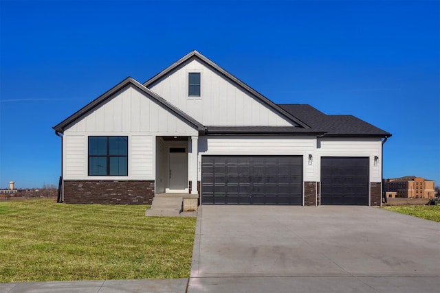 view of front facade featuring a garage and a front lawn