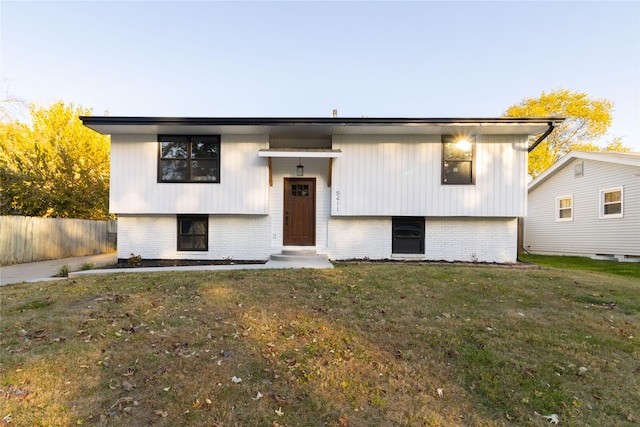 split foyer home featuring a front lawn