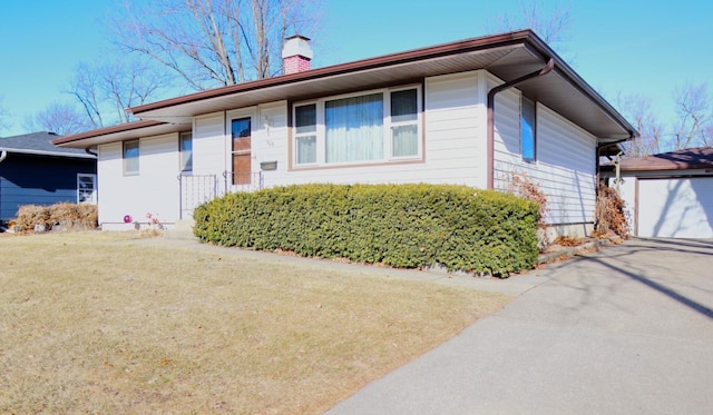 view of front of property with a front yard