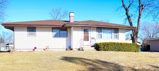 view of front facade featuring a front lawn