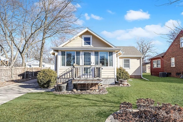 view of front of property featuring a front lawn