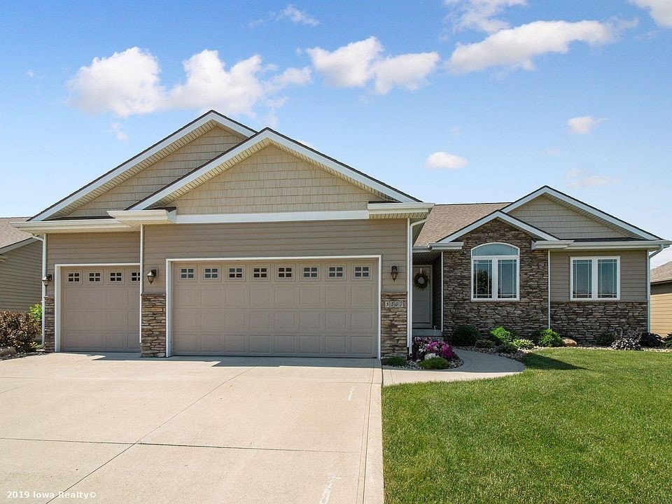 craftsman house with a garage and a front lawn