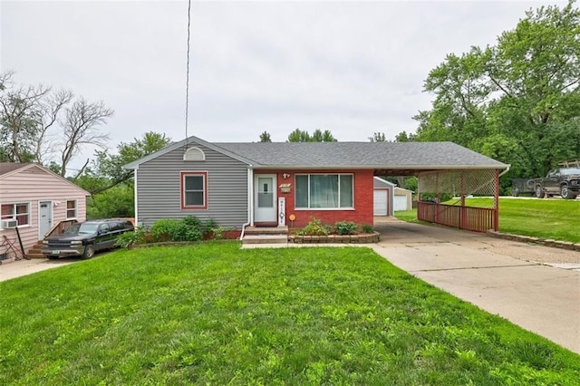 view of front of home featuring a carport, a garage, an outdoor structure, and a front yard