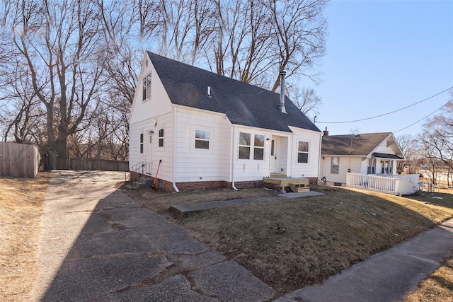 view of front of house with a front lawn