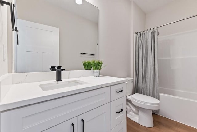 612 W Walnut Pl, Norwalk, IA 50211 - bathroom featuring vanity, wood finished floors, and shower / bath combo