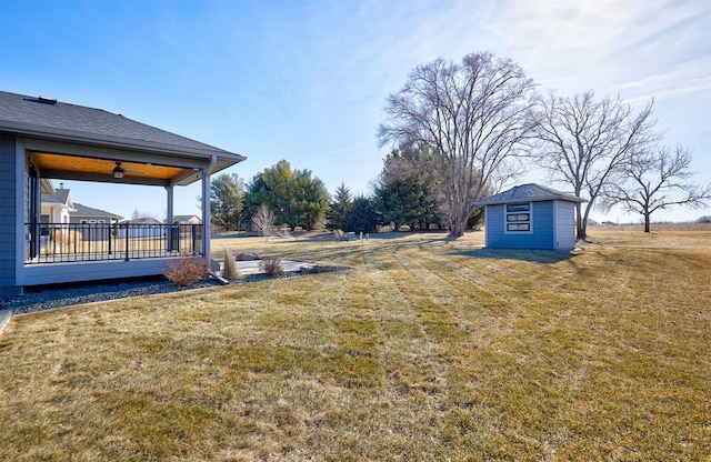 view of yard featuring an outbuilding