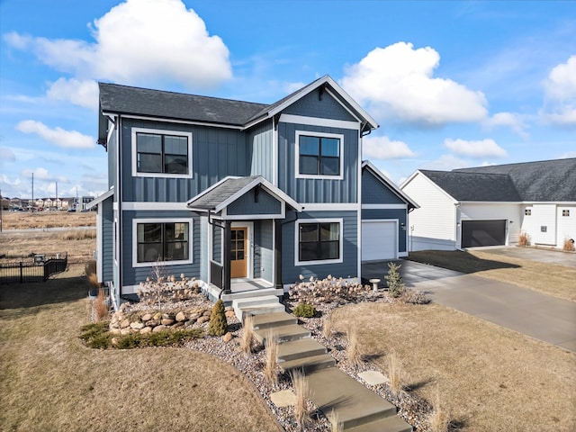 view of front of property featuring a front lawn