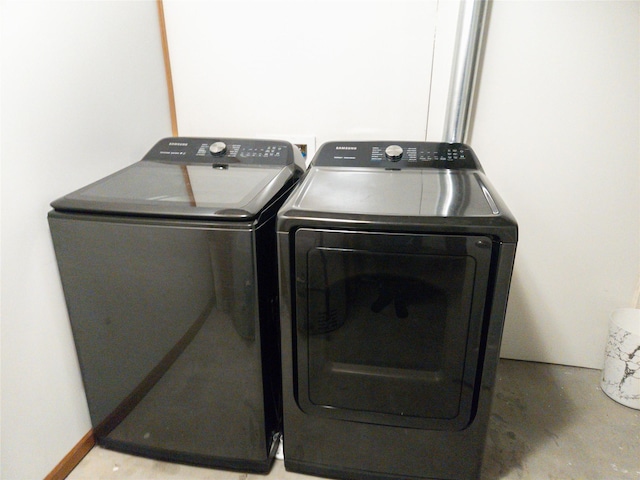 clothes washing area featuring washing machine and dryer