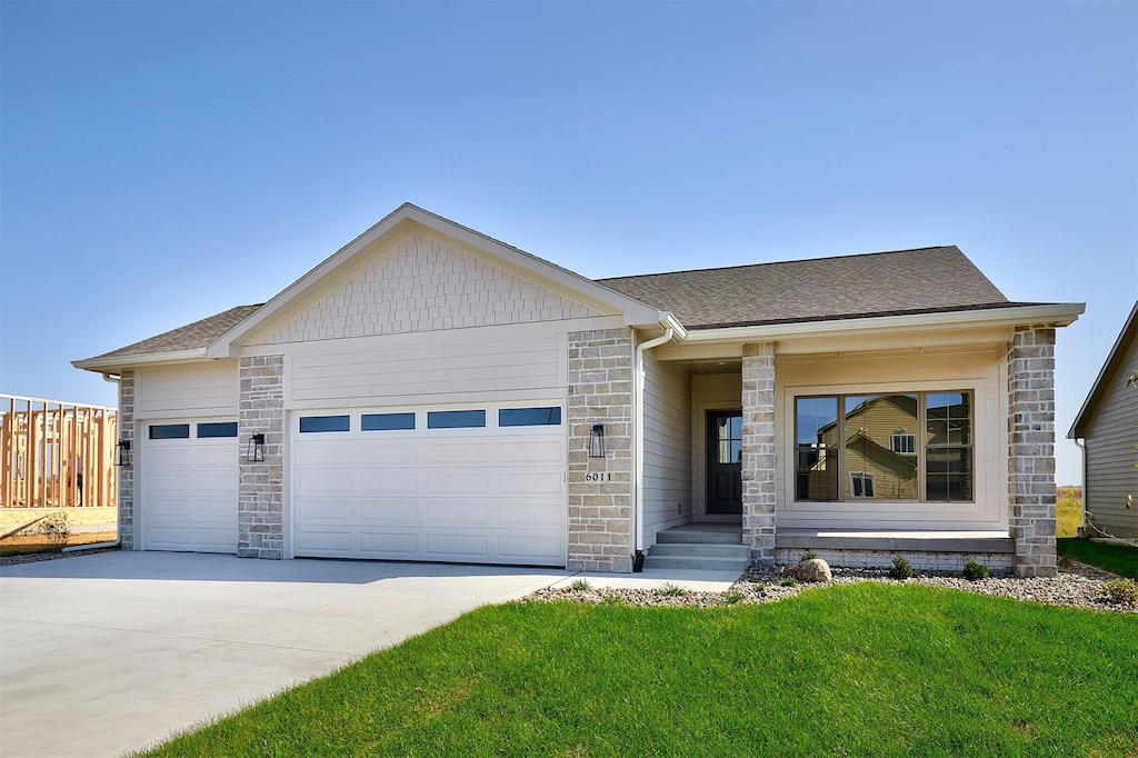 view of front facade featuring a garage and a front yard