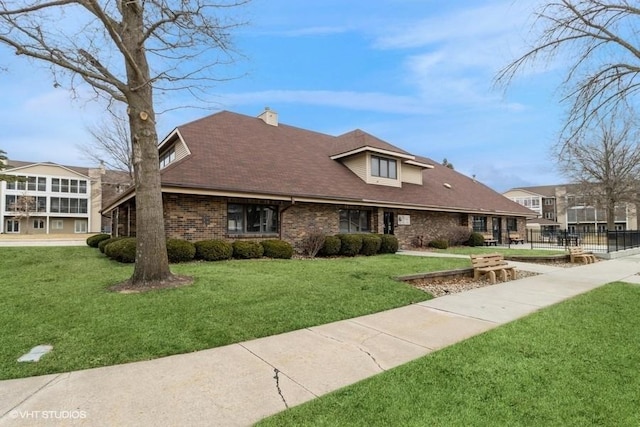 view of front of property featuring a front lawn