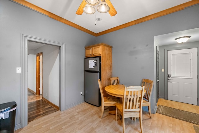 dining space featuring ceiling fan, crown molding, and light hardwood / wood-style floors