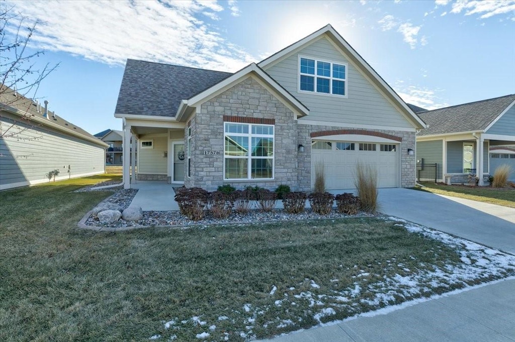 view of front facade featuring a front lawn