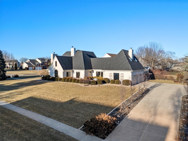 view of front facade featuring a front yard