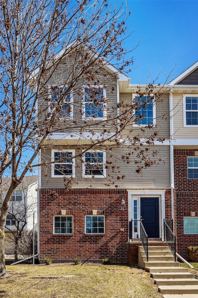 view of front of property featuring brick siding and a front yard