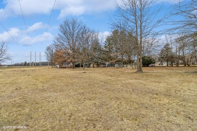 view of yard featuring a rural view