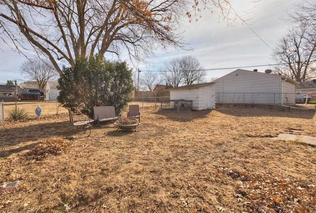 view of yard featuring a fire pit