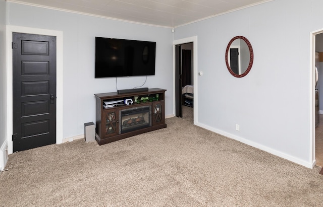 living room featuring crown molding and carpet