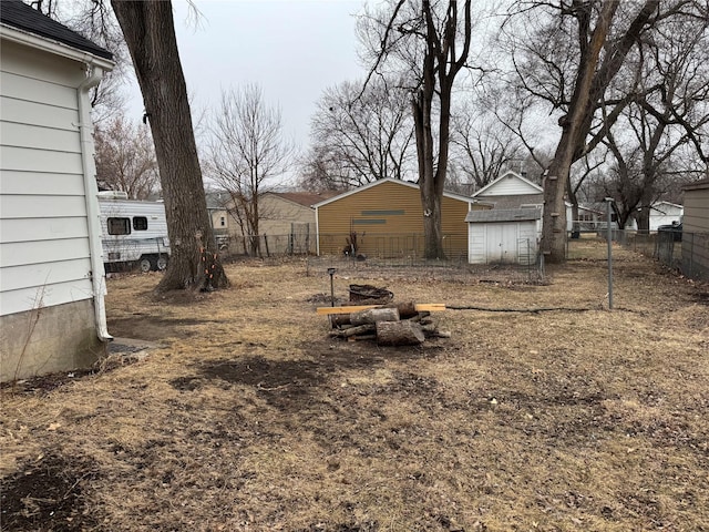 view of yard featuring an outbuilding