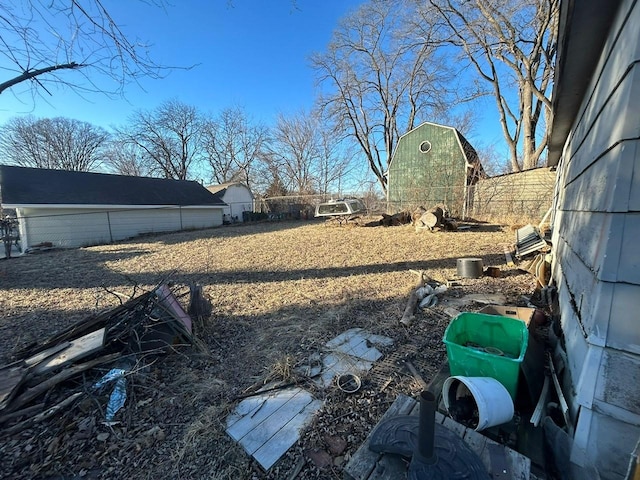 view of yard featuring an outbuilding