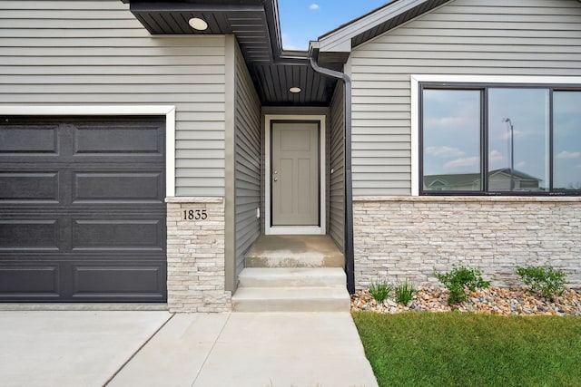 1835 Tuscany Dr SE, Altoona, IA 50009 - property entrance featuring stone siding and a garage